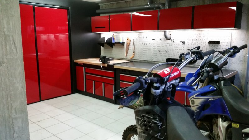 Ensemble rouge garage moto